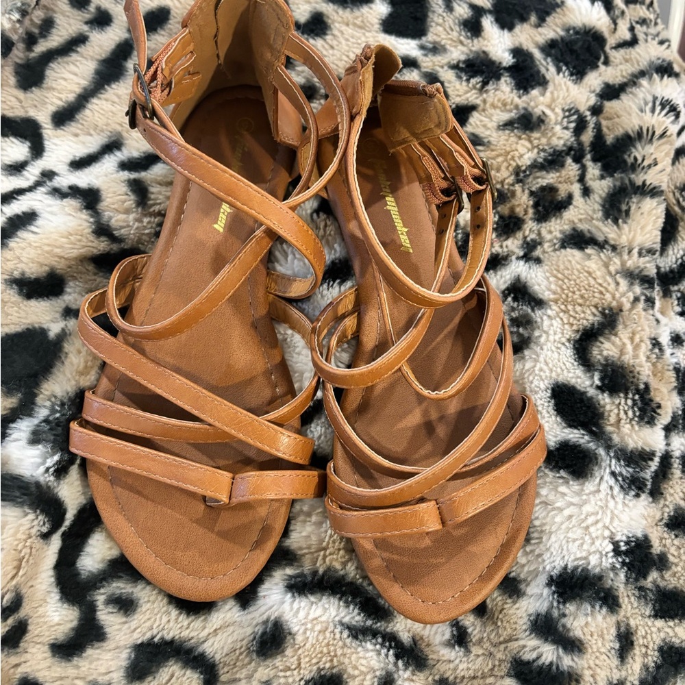 Strap sandals